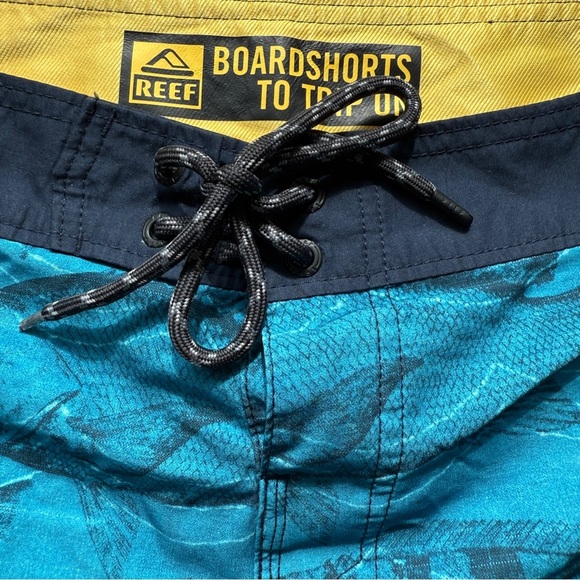 REEF Men's Blue 10” Ocean Fish Print Board Shorts Size 36 Summer Casual Beach - Picture 5 of 6